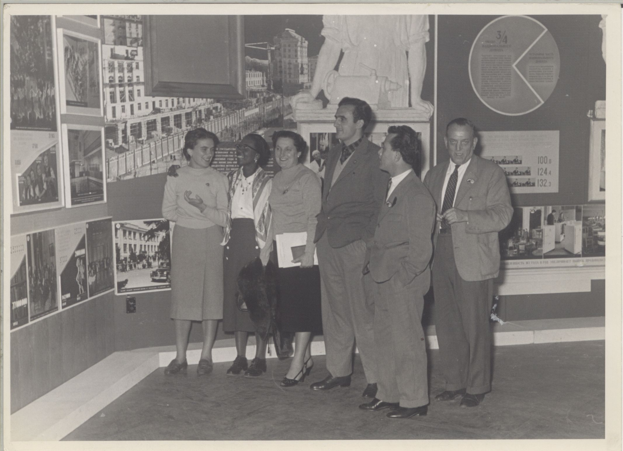   Congresso della Federazione sindacale mondiale, Vienna 10-21 ottobre 1953. Leda Colombini, è la prima da sinistra.