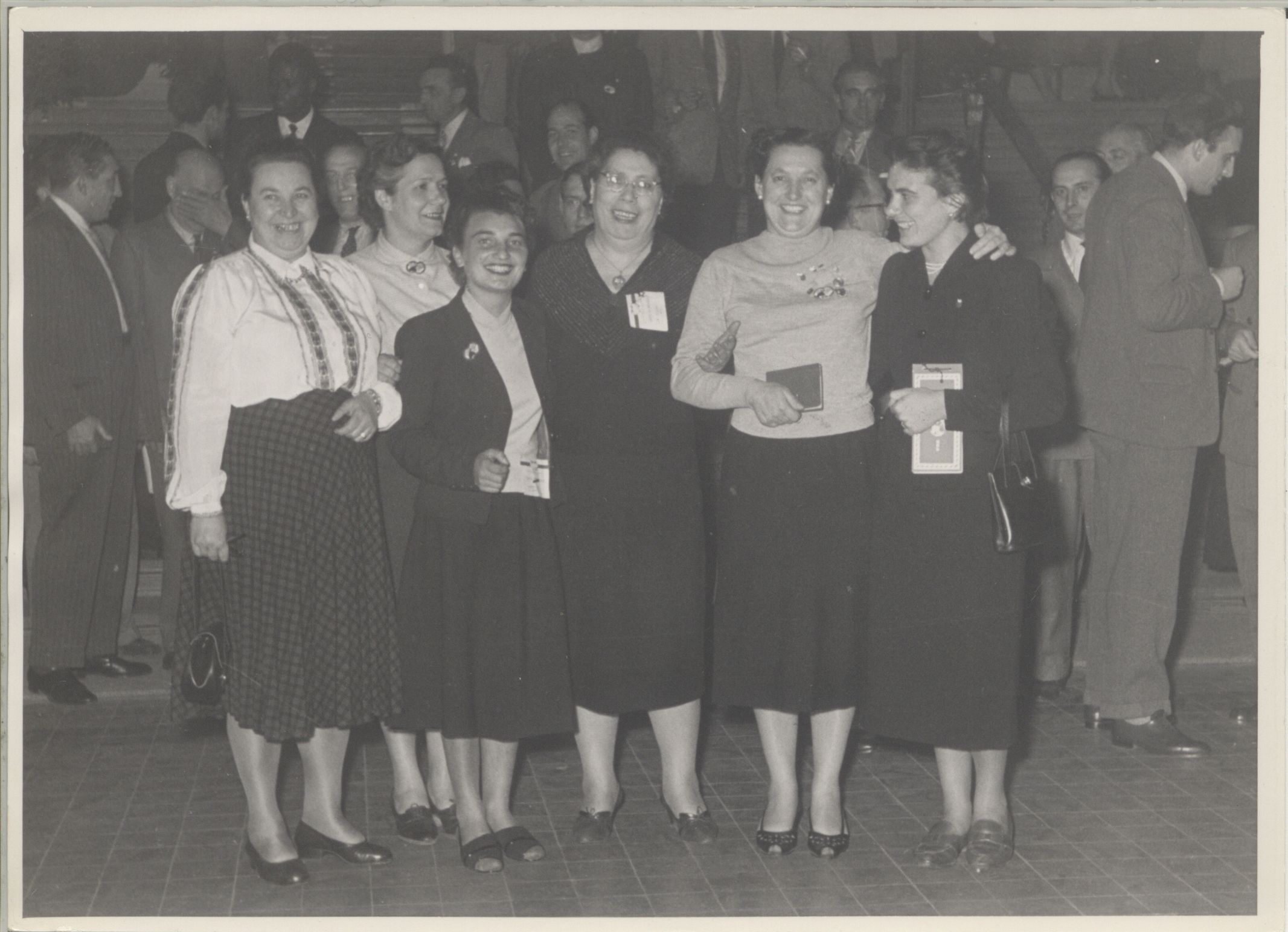   Congresso della Federazione sindacale mondiale, Vienna 10-21 ottobre 1953. Leda Colombini è la prima da sinistra.