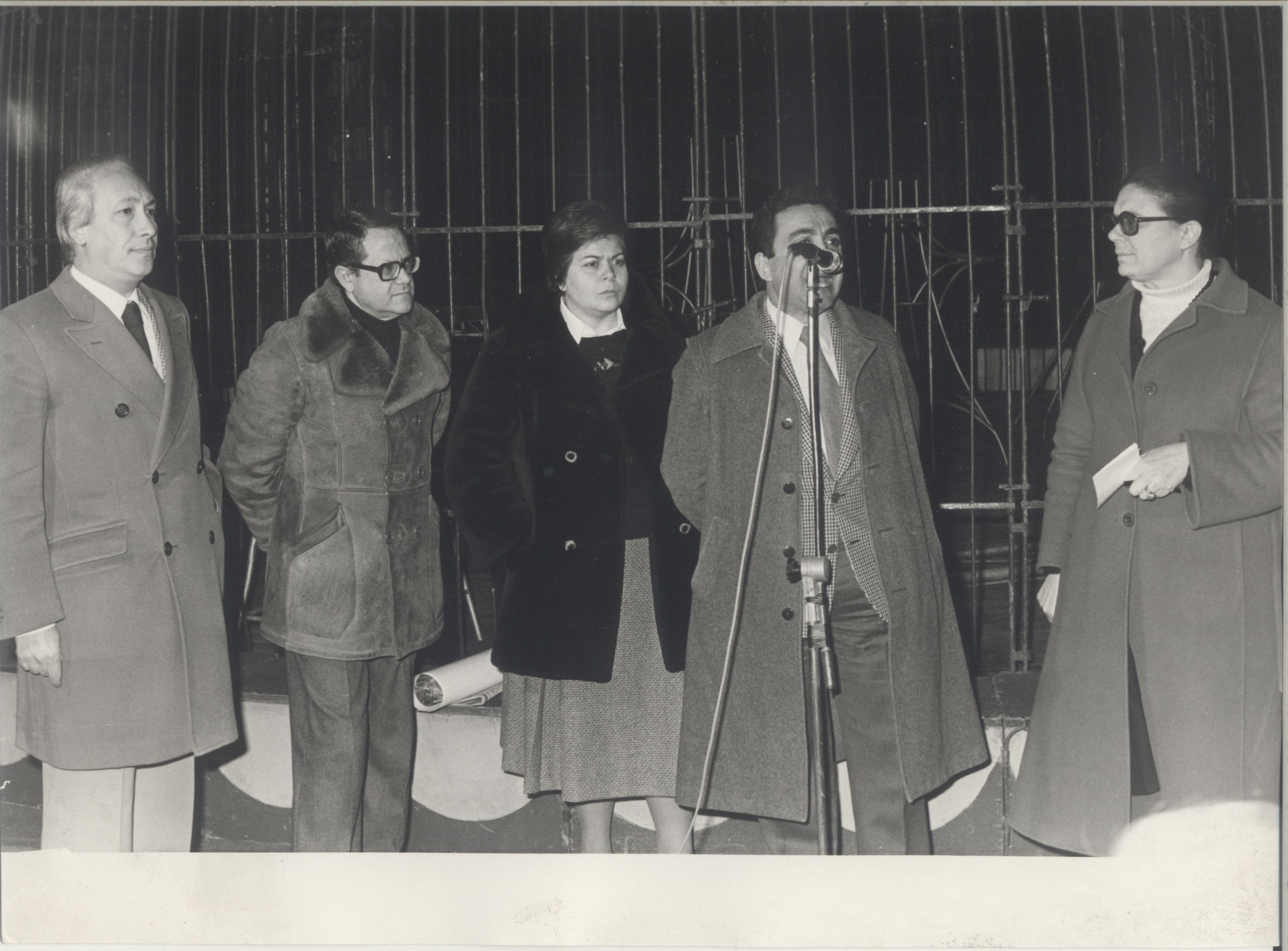   Al circo Medrano, in occasione dello spettacolo offerto ai bambini terremotati dell'Irpinia, 1981. Leda Colombini è la prima da destra, accanto a lei Paolo Ciofi e Ada Scalchi.