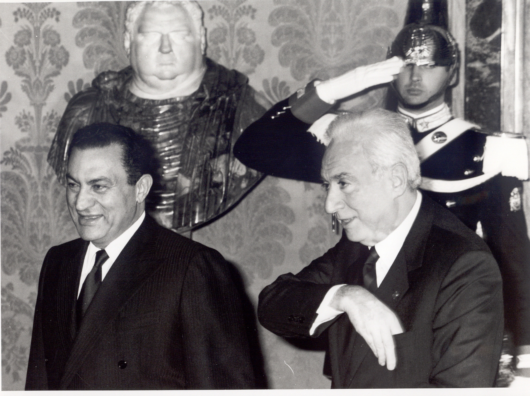   1986. Incontro con il presidente egiziano Hosni Mubarak al Quirinale.