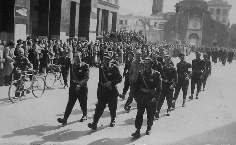   Il comando delle Brigate Garibaldi sfila a Milano, nel 1945