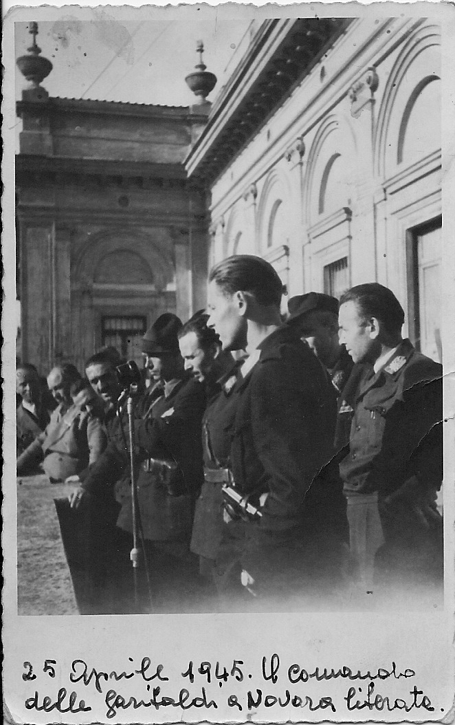   Giulio Seniga al comizio della Liberazione a Novara, il 25 aprile 1945